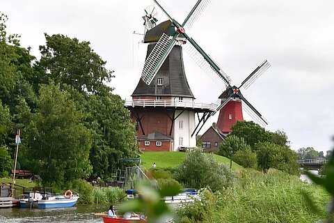 Zwillingsmühlen am 01.08.2025 © Vereinigung zur Erhaltung der Greetsieler Zwillingsmühlen e.V. Zwillingsmühlen am 01.08.2025